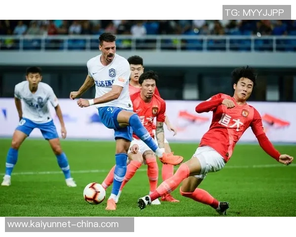 恒大与国安激战正酣精彩瞬间图片回顾与分析 恒大与国安激战正酣精彩瞬间图片回顾与分析